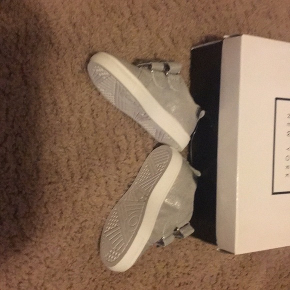 NWT Grey flower gym shoe Never used - Picture 5 of 8